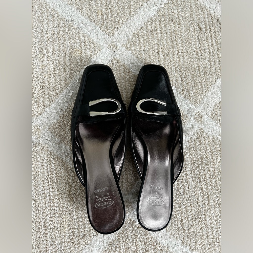 Vintage Circa Joan & David Comfort 365 Leather Sandals with Silver “C” Buckles